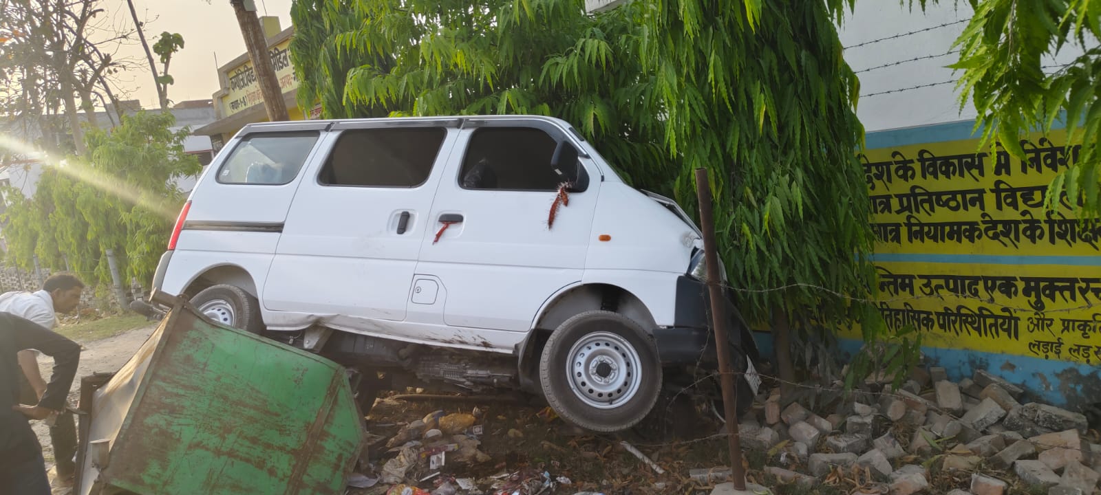 अनियंत्रित कार दीवार से टकराई बड़ा हादसा टला